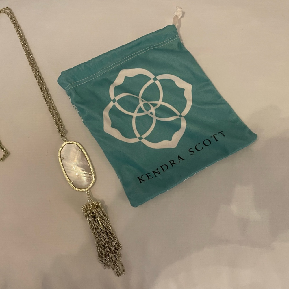 Kendra Scott Rayne Rose Gold Necklace in Ivory Mother-of-Pearl.